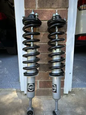 501075 ROUGH COUNTRY SUSPENSION Performance Leveling Struts