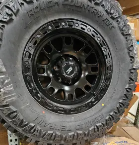 98010133-82170917 ROUGH COUNTRY SUSPENSION Tires Set